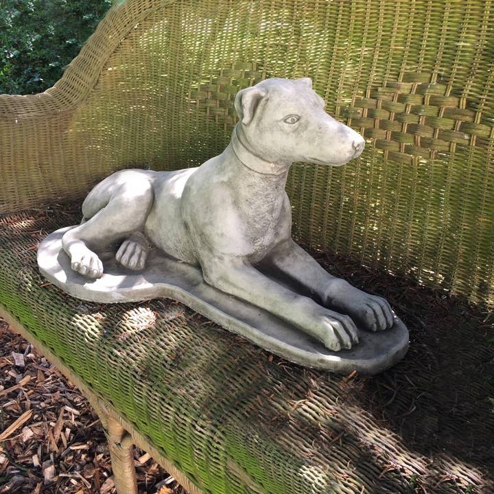 Figure de lévrier pour entrée - figurine de chien en pierre pour la vente par Antikas