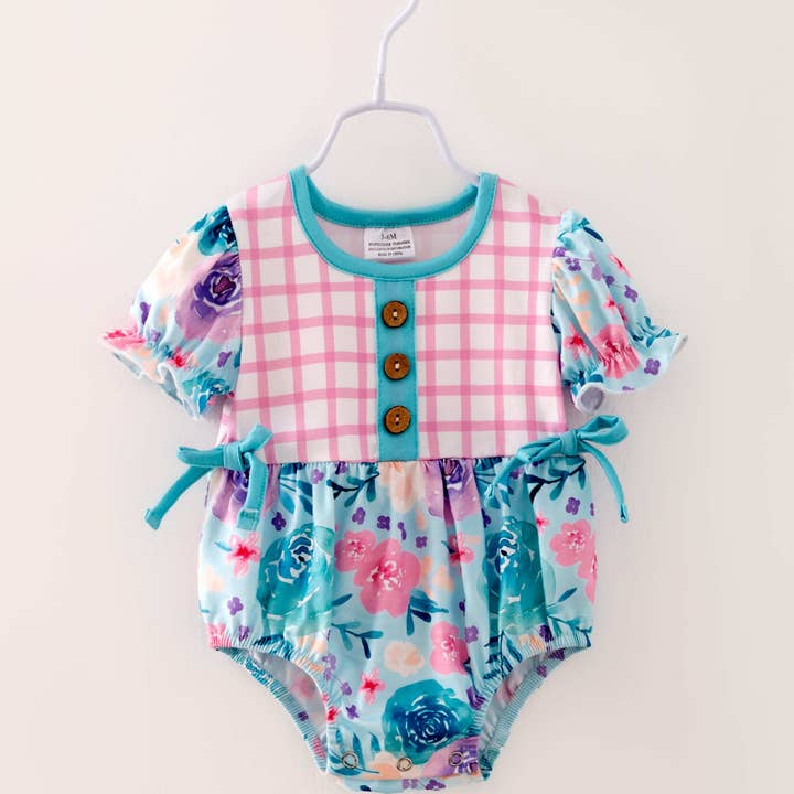 Pagliaccetto per bambina a quadretti rosa e blu con fiore per la vendita all'ingrosso da parte di littleoneusa