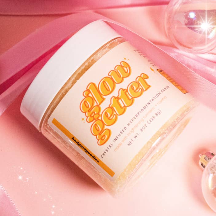 Gommage éclaircissant infusé aux cristaux de curcuma Glow Getter pour la vente par Badgurlgoodies