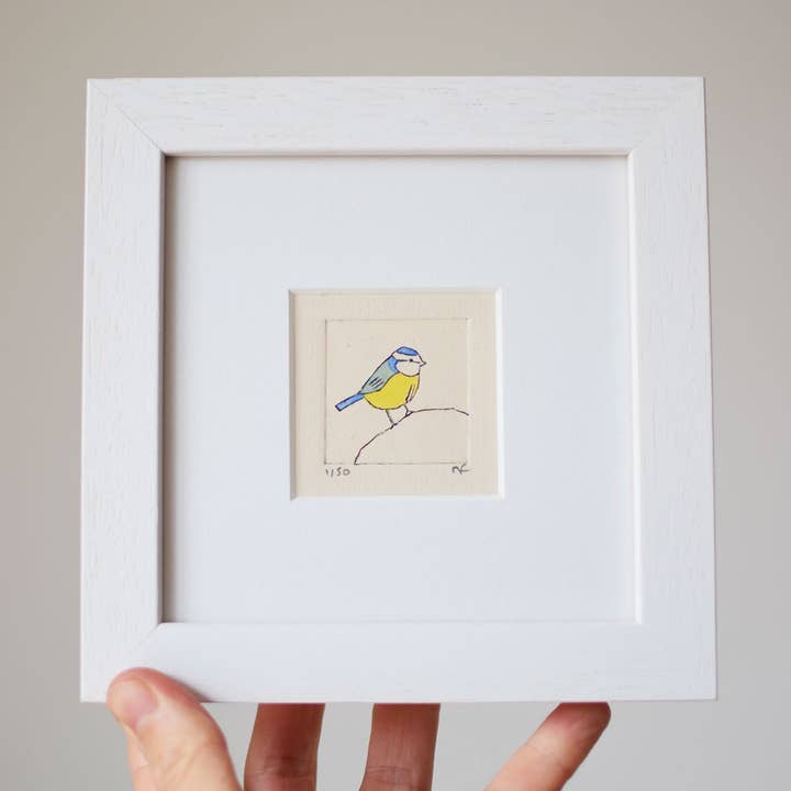 Blåmejs-collagraf-tryck i en vit träram för wholesale av Sally J Fisher