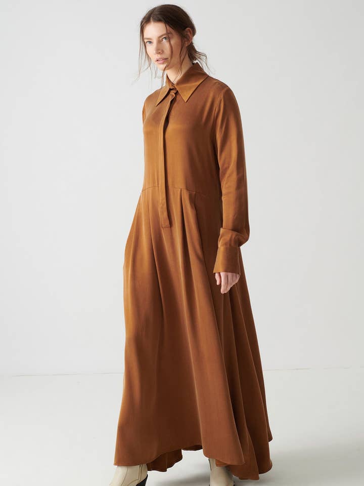 Abito vegano in seta Karmen per la vendita all'ingrosso da parte di Mykke Hofmann