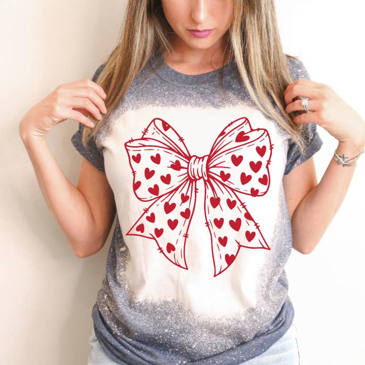 Coquette-Schleife gebleichtes Valentinstag-T-Shirt für den Großhandel von Hello Gorgeous Apparel