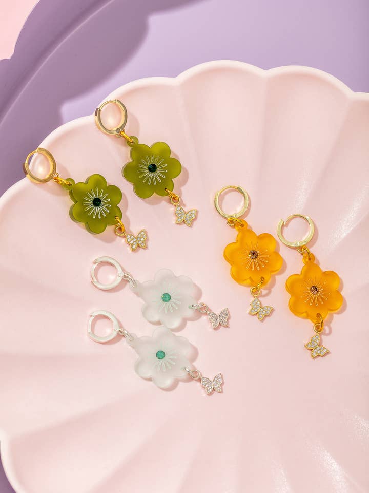 Pendientes colgantes de flor chapados en oro de 18 quilates con gema de circonio para venta al por mayor de The Gifting Knot Ltd