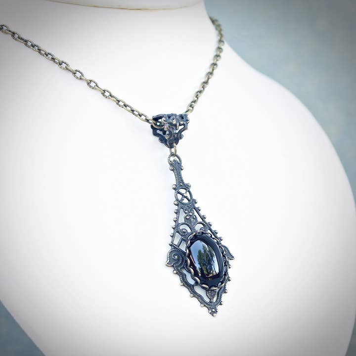 Collier style vintage en filigrane d'onyx noir pour la vente par Circa 1890