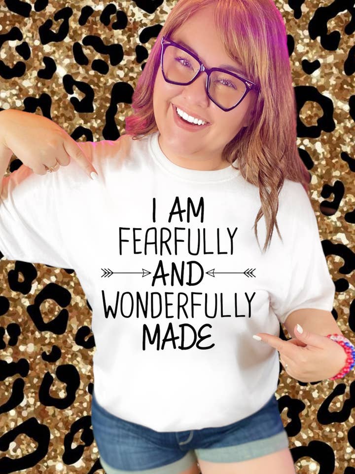 T-shirt graphique Fearfully and Wonderfully Made pour la vente par Annie + Abby Wholesale