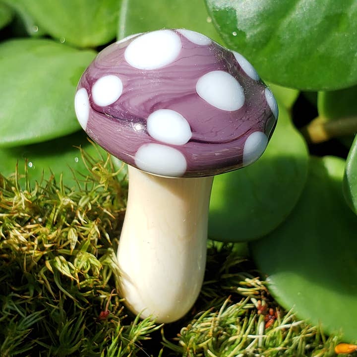 Plant Buddy en forme de champignon en verre, épi de plante lilas foncé. pour la vente par TyKat Glass
