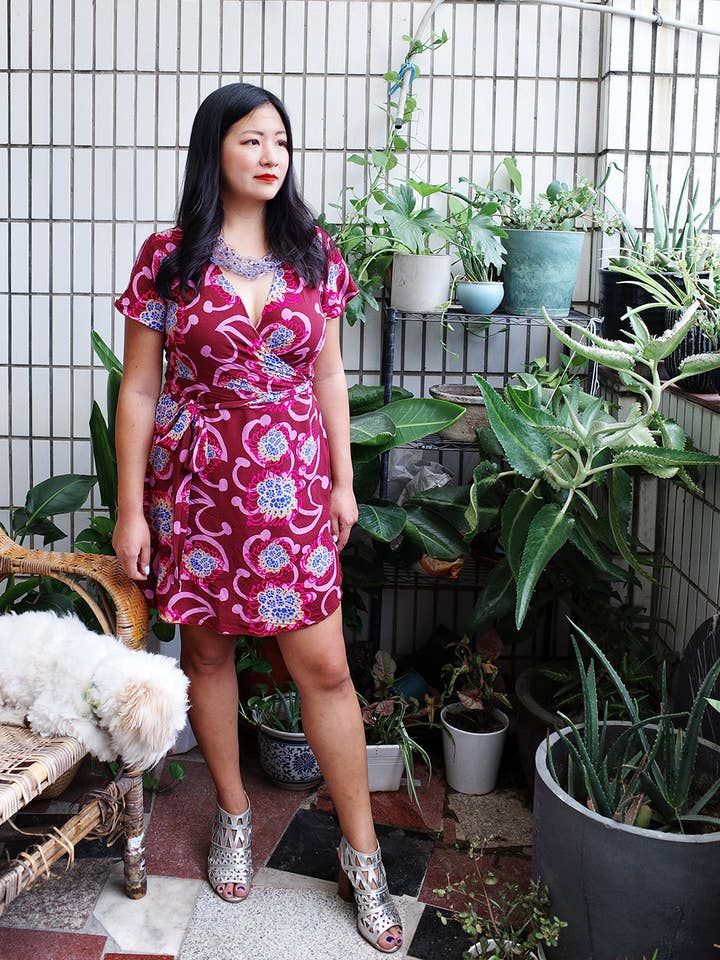 Robe portefeuille courte rose bordeaux à fleurs extraterrestres pour la vente par cukimber