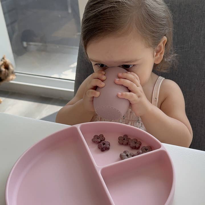 Ali+Oli - Vente Verre/tasse – enfant et bébé - Gobelet ouvert en silicone Bunny Face pour bébé et tout-petit (rose)1