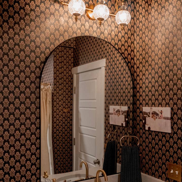 Papier peint Jones par Taddy Mikelaites pour la vente par Loomwell Home Goods