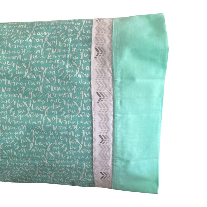 Ensemble de taies d'oreiller Zia pour la vente par Shop Refugee