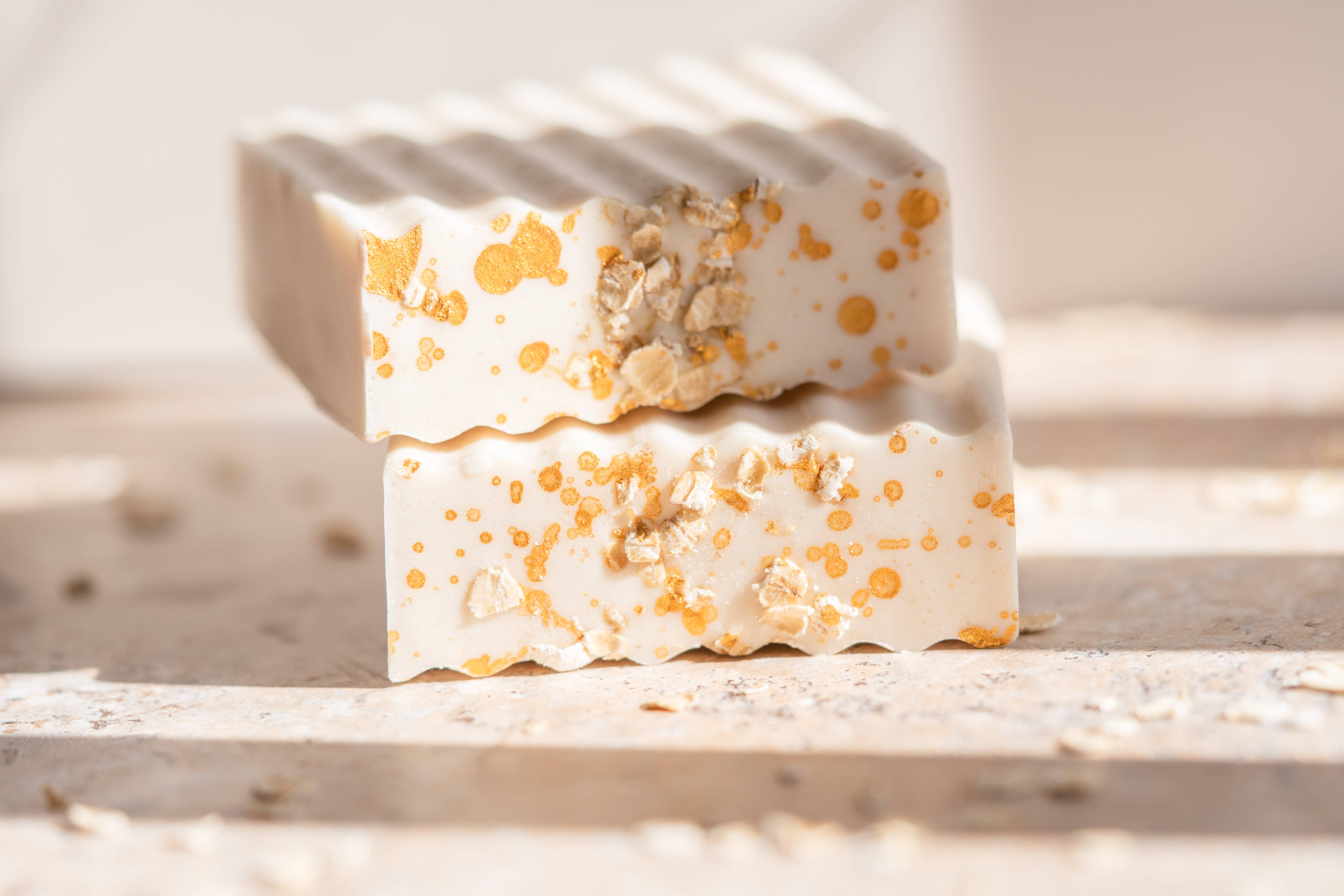 Hera By Hera Bath and Body – Großhandel Feste Seife – Hafermilch- und Honigseifenstück mit Goldflocken | 4,5 oz1