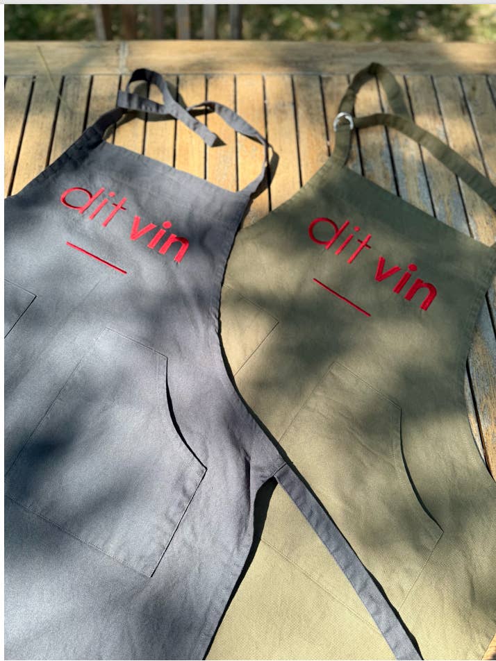 O AVENTAL DE ARDÓSIA BORDADO "DIT VIN" por atacado de LES CHAHUTEES