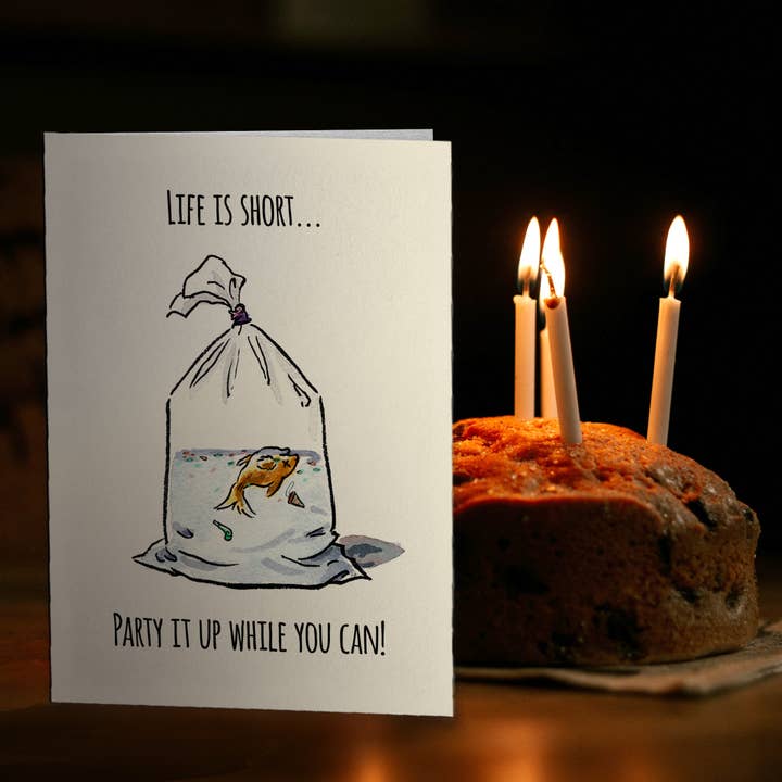Aaron Millard Illustration - Vendita all'ingrosso Biglietti di auguri - «Life is Short» — Divertente biglietto di compleanno esistenziale in stile dark humor5