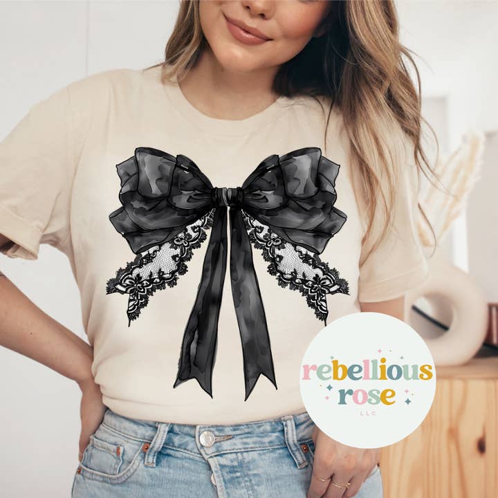 Svart spets Coquette Bow Grafisk T-shirt för wholesale av Rebellious Rose LLC