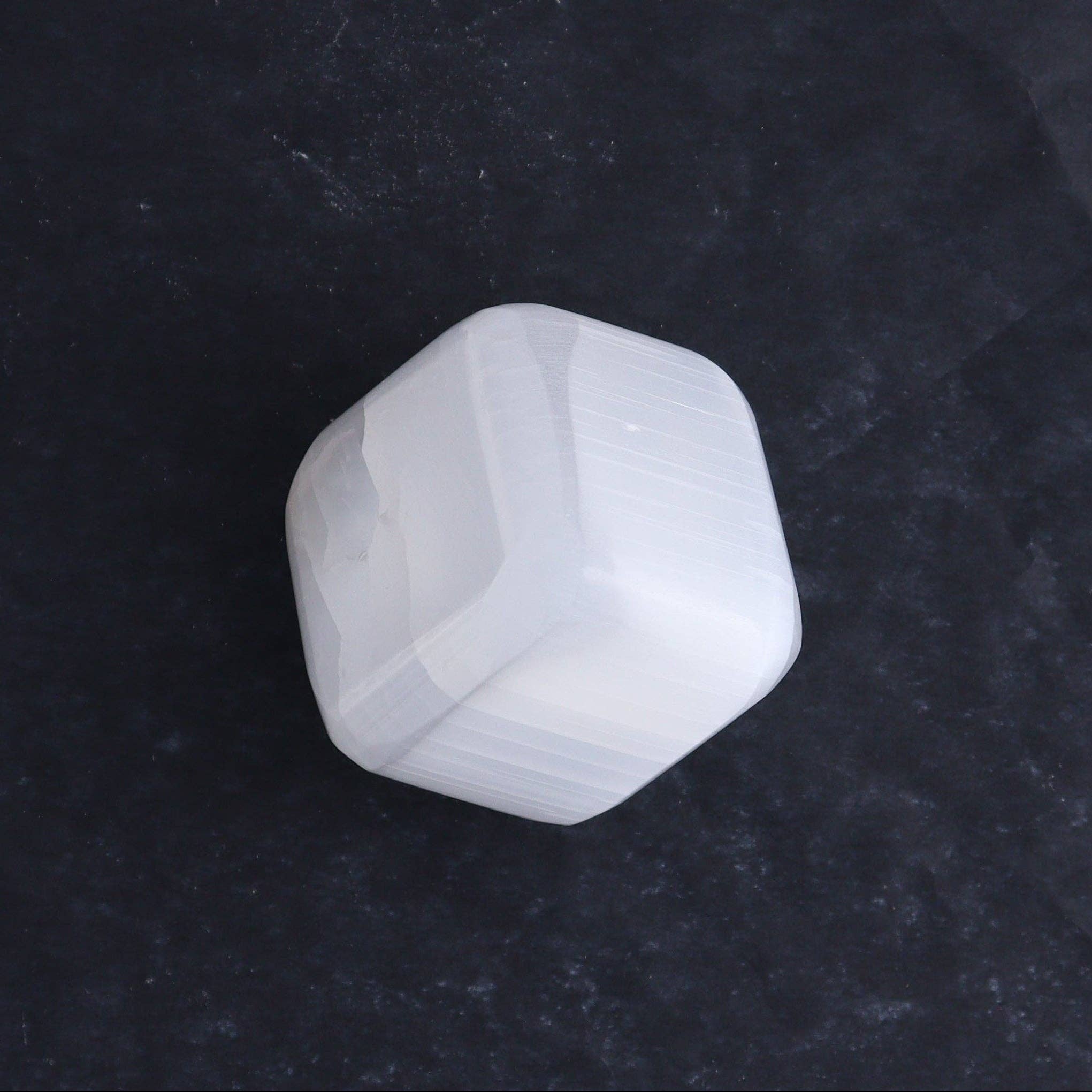 Mi Esperanza Minerals – wholesale Spiritual stone/crystal – One Selenite (Satin Spar) Standing Cube 4 cm1