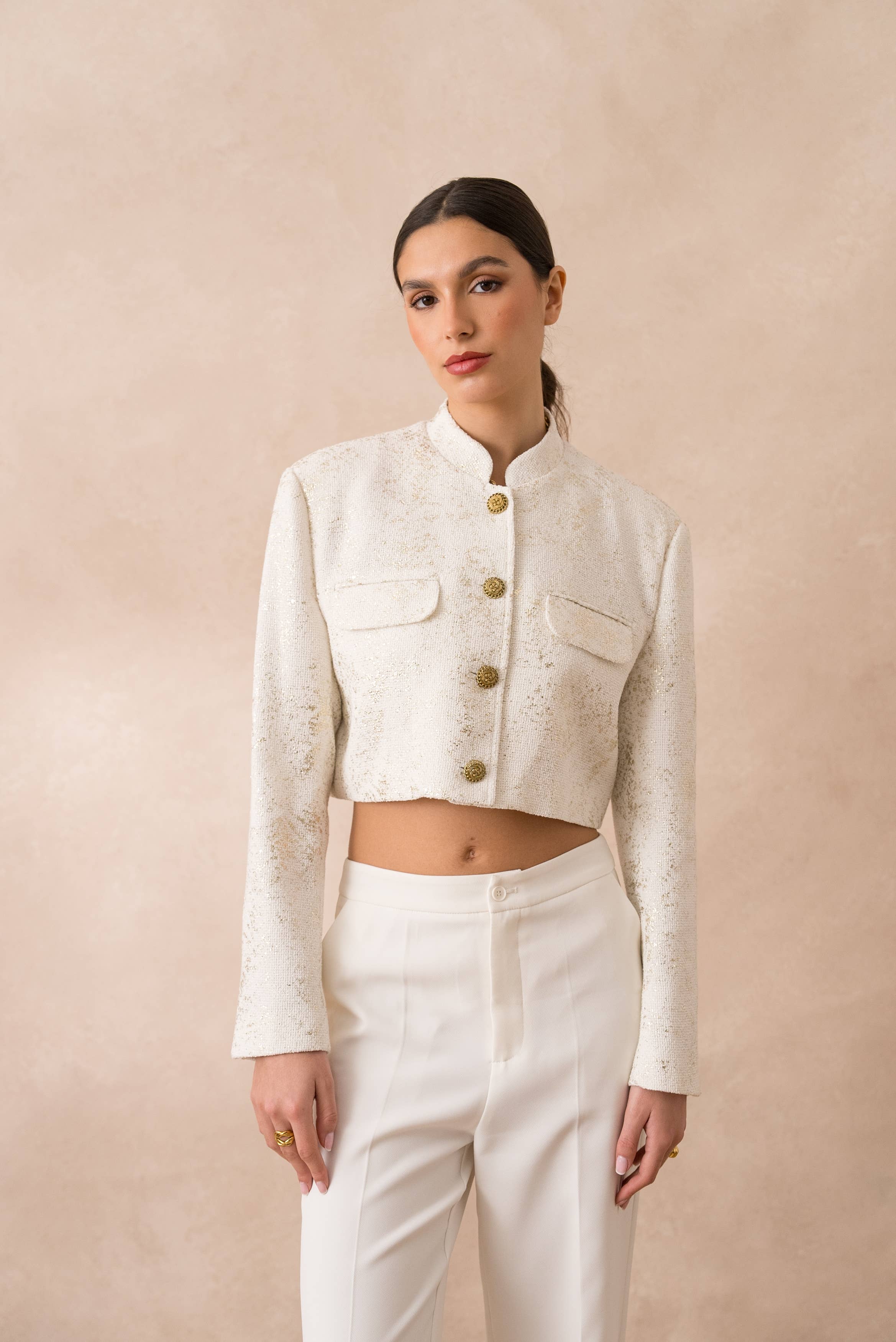 Attentif Paris – Großhandel Jacke – Damen – Kurze elfenbeinfarbene Tweedjacke mit goldenen Akzenten3