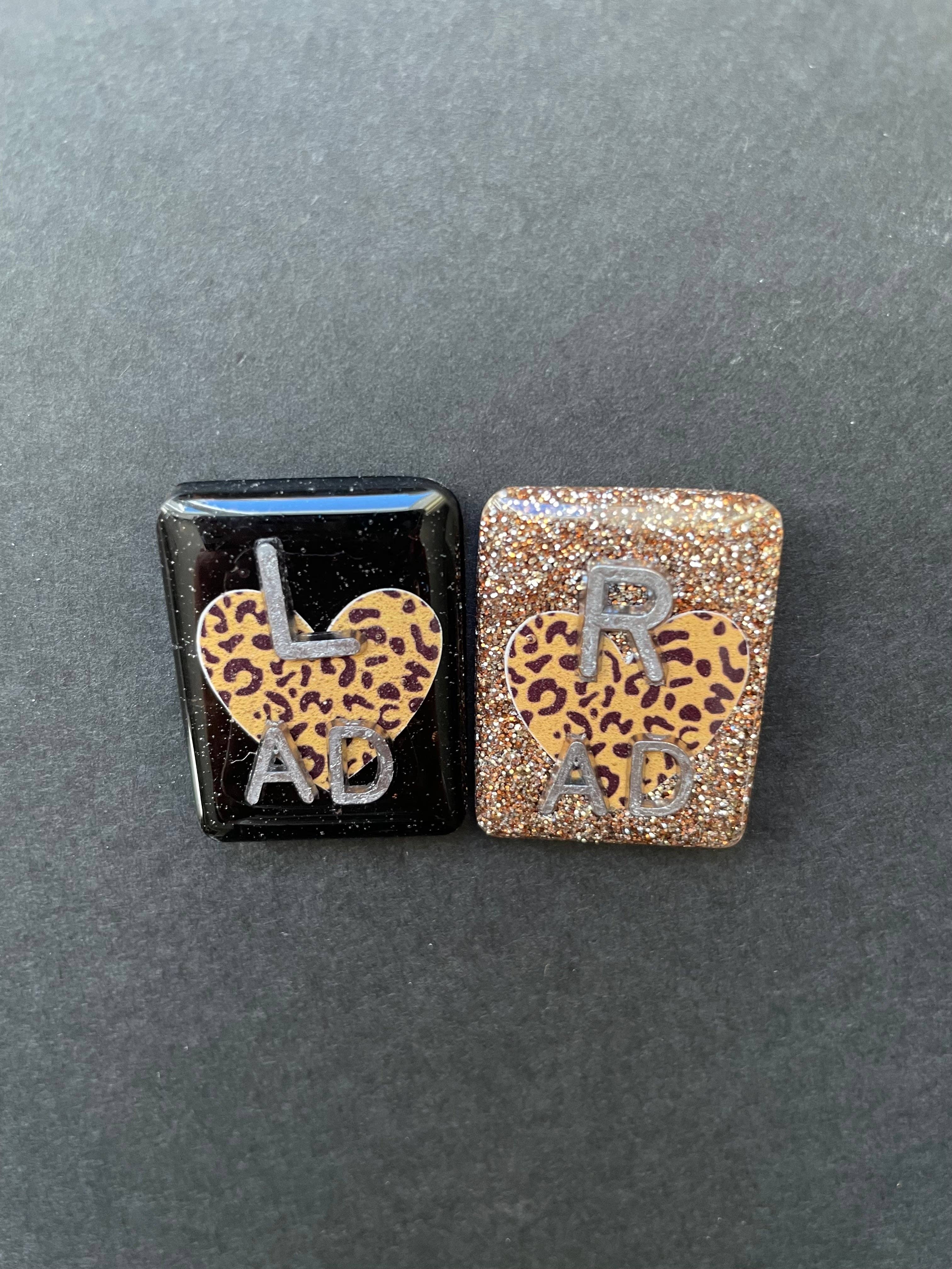 Alisha Goes Crafty - Venta al por mayor Botón/prendedor - Marcadores de rayos X de corazón con estampado animal, con 2 o 3 iniciales7