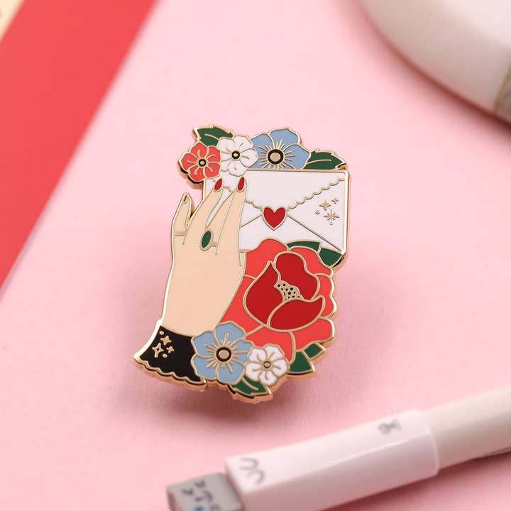 Skickar kärlek emaljpin, blombukett tatuering pin för wholesale av Girl and Cat Studio