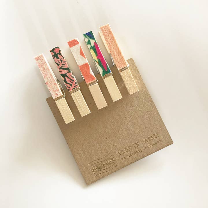 Pinces à linge 'Ekahi par Ivy & Co. - lot de 5 en tissus assortis pour la vente par Ivy & Co.