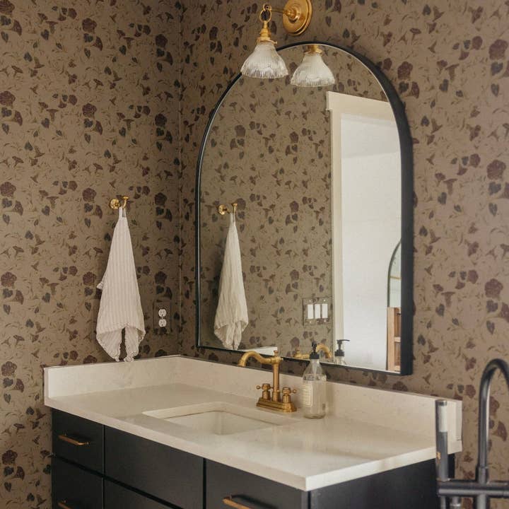 Carta da parati Hawthorne Bloom di Safari Natalia x Taddy Mikelaites per la vendita all'ingrosso da parte di Loomwell Home Goods