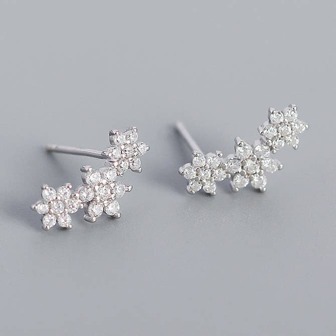 Pendiente de Triple Flor Curva en Plata de Ley para venta al por mayor de White Leaf