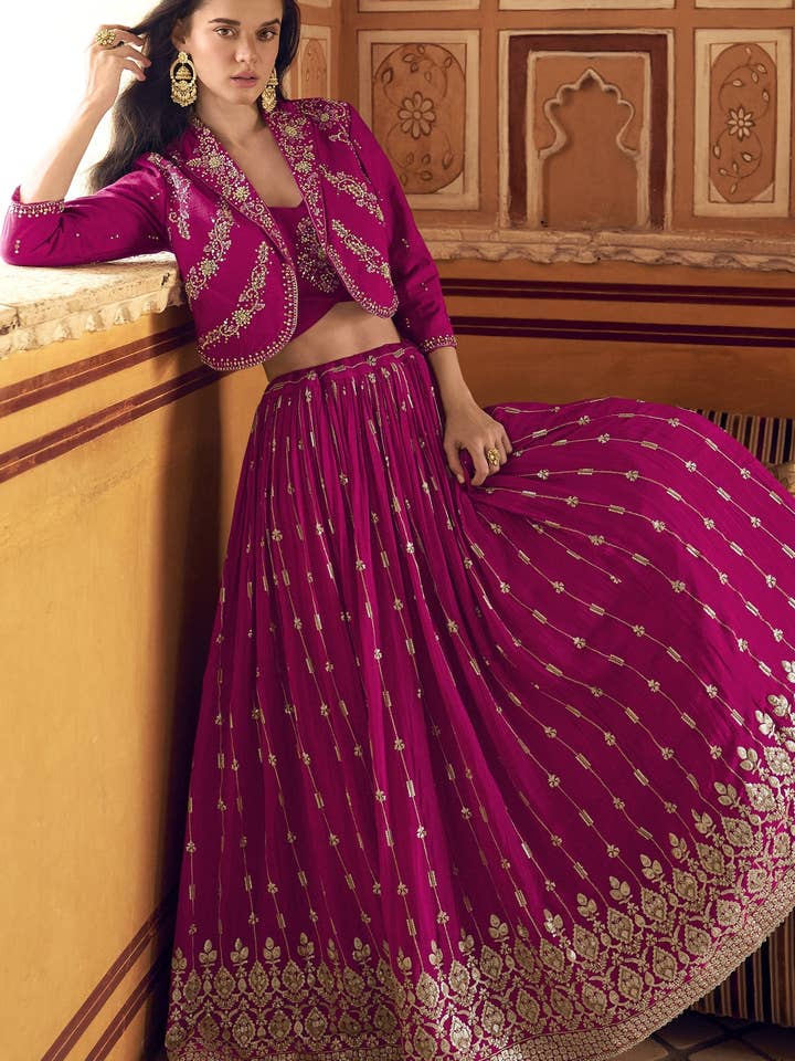 Lehenga Choli de Seda Chinon Rosa com Casaco Koti para Festivais Indianos e Casamentos Paquistaneses - Trabalho de Bordado com Fios, Trabalho de Bordado com Lantejoulas RTS por atacado de HATKE BRIDE