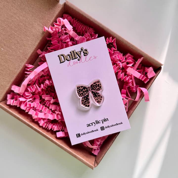 Spilla in Acrilico con Fiocco di Leopardo Regalo Carino e Femminile Rosa per la vendita all'ingrosso da parte di Dolly’s Doodles