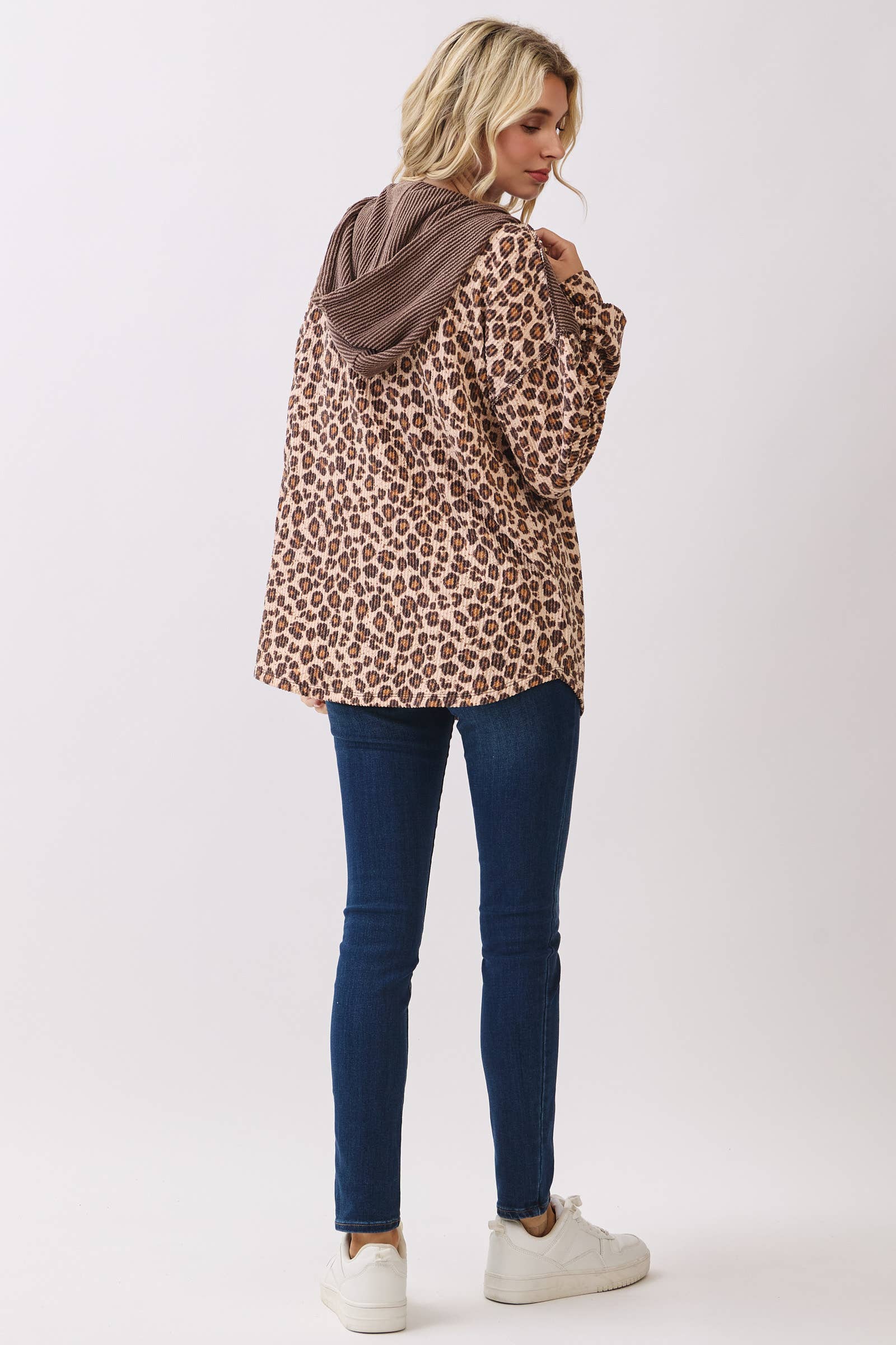 7th Ray – wholesale Hoodie - Dam – Leopardmönstrad huvtröja med knappar framtill och dragsko T61189