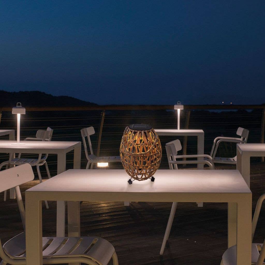 LJUSBRUN Utomhus tårdroppsformad solcellslampa i rotting för bordet för wholesale på Faire3