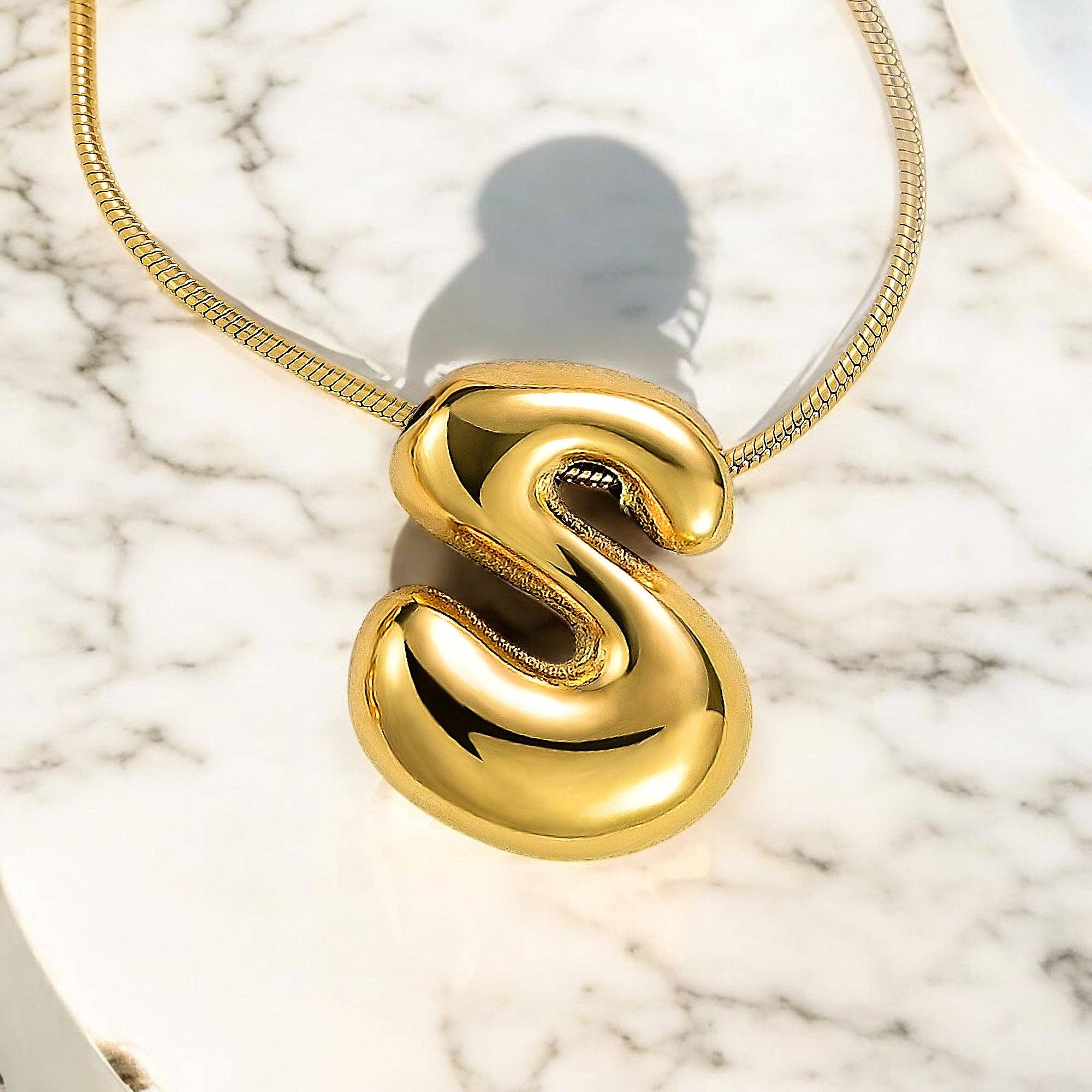 Cape Diablo - Vente Colliers à pendentif - Collier Initiale Lettre Bulle Chute Éclat Doré18