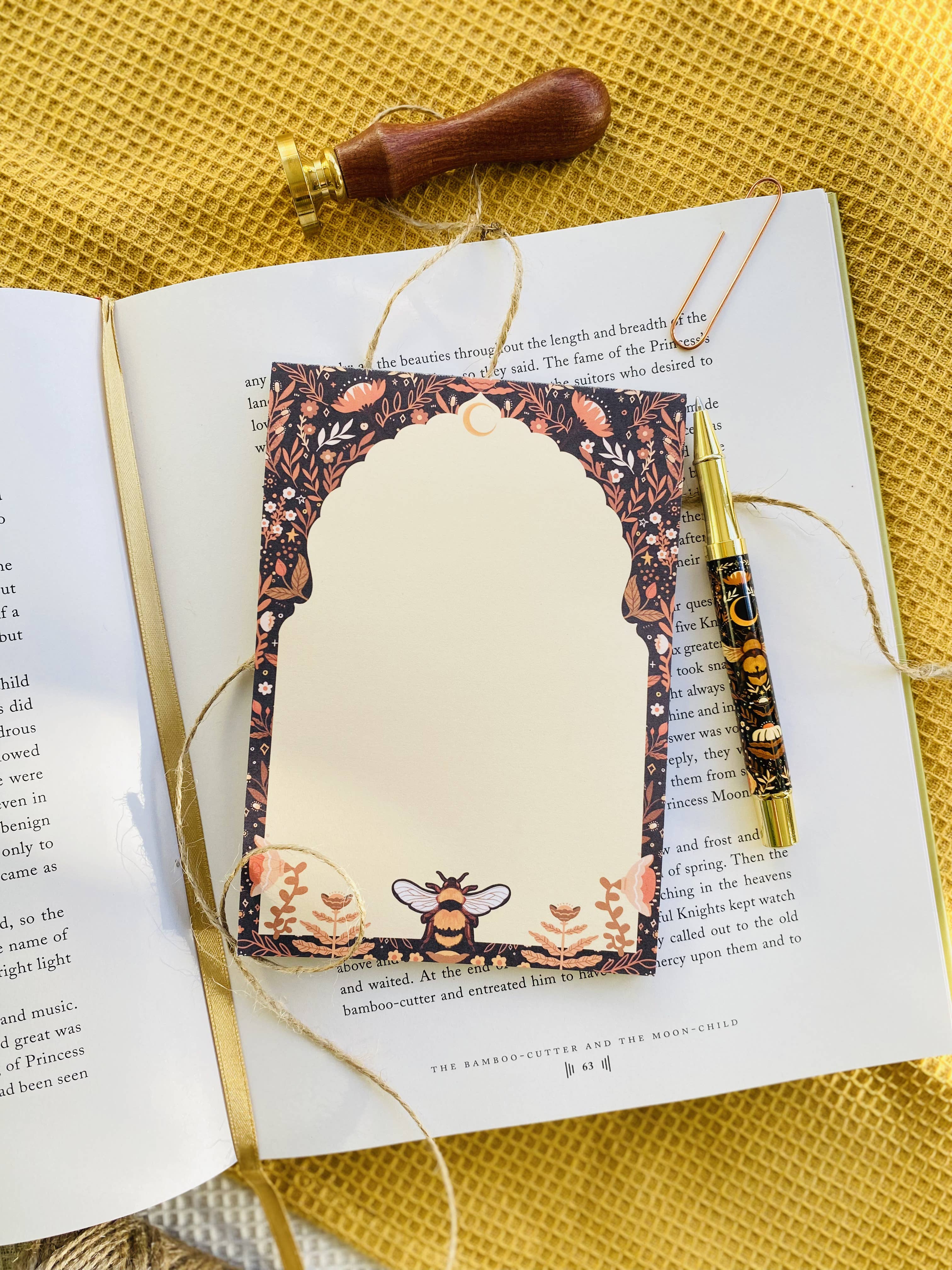 Split Moon Studios - Vendita all'ingrosso Bloc notes - Bloc-notes Queen Bee A6 con lista delle cose da fare3