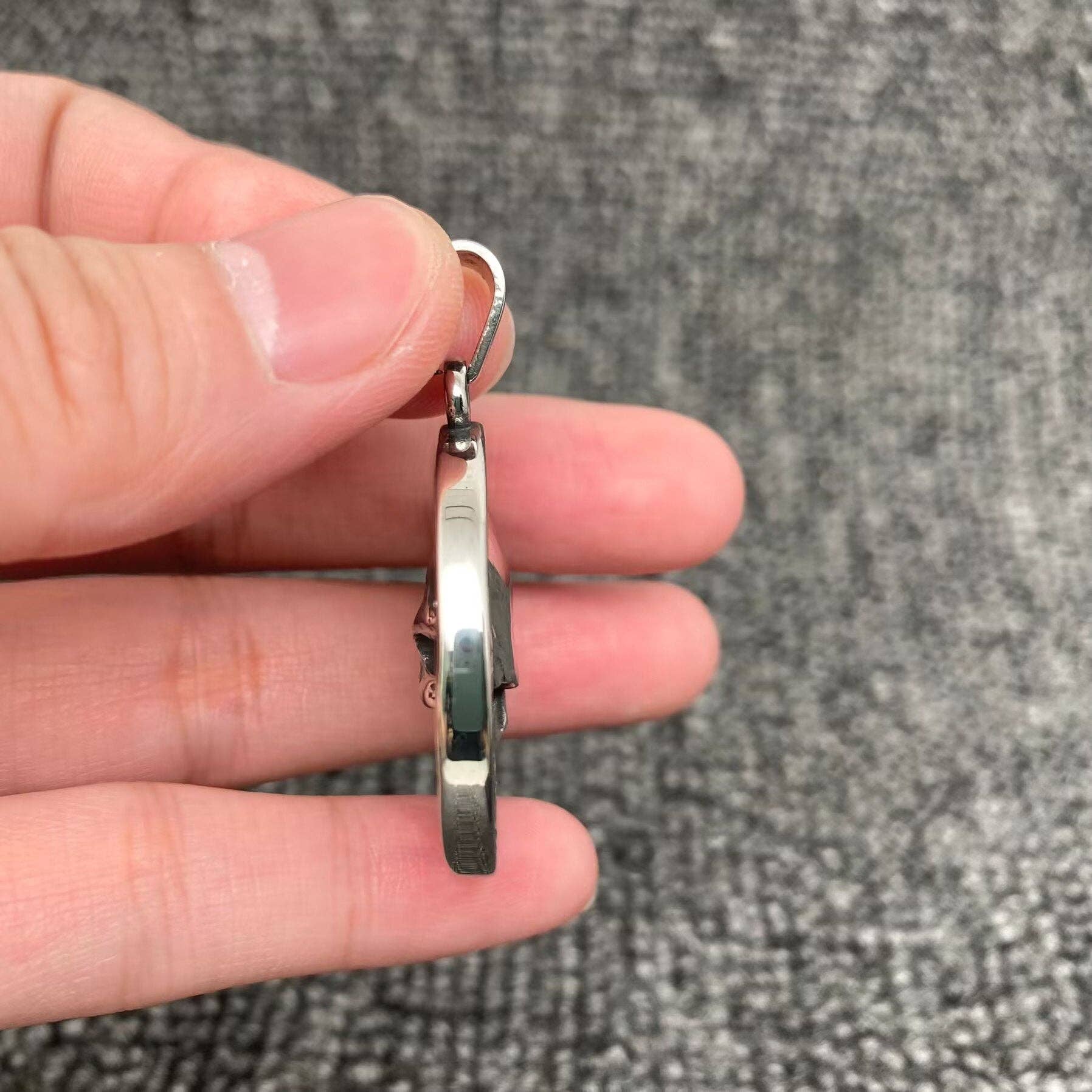 Mio Queena - Venta al por mayor Material para manualidades - Colgante de acero inoxidable con forma de calavera tallada a doble cara - MJ/MNP1