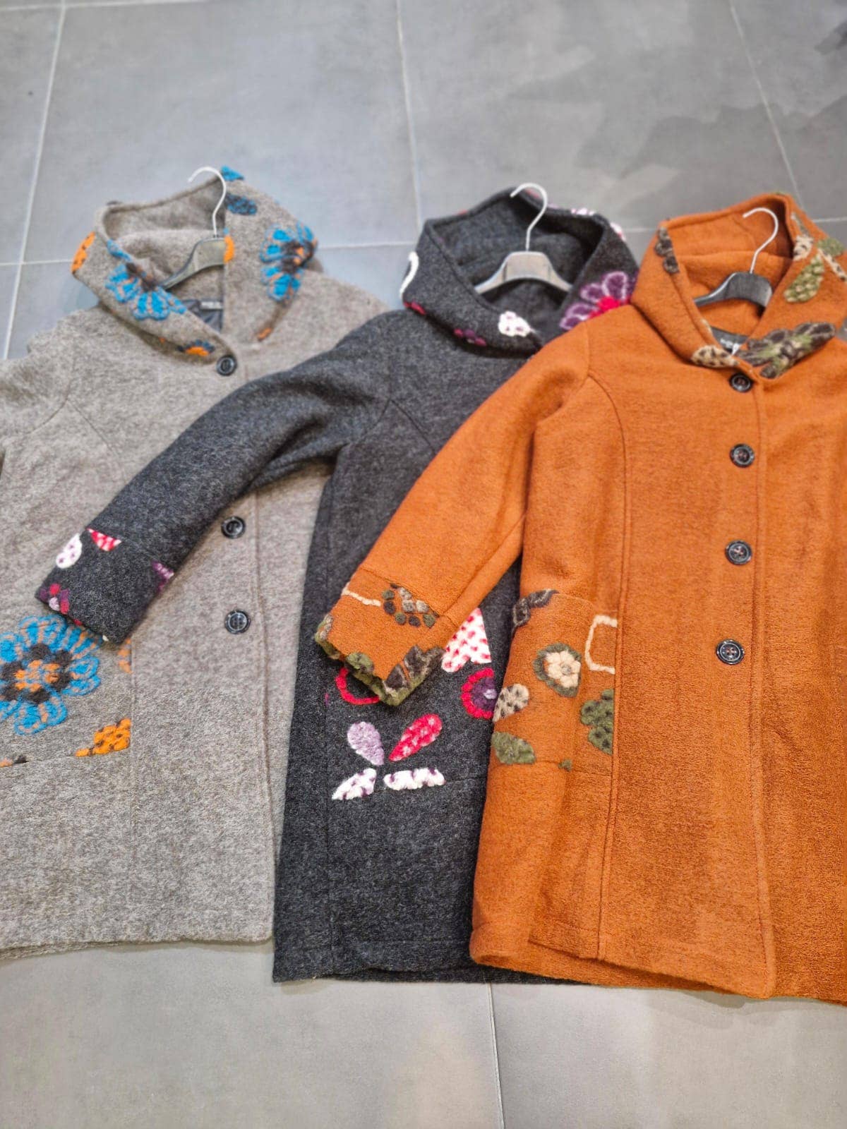 la maison des fibres naturelles – wholesale Rock - Dam – Broderad kappa 99025 80% ull 20% polyester4