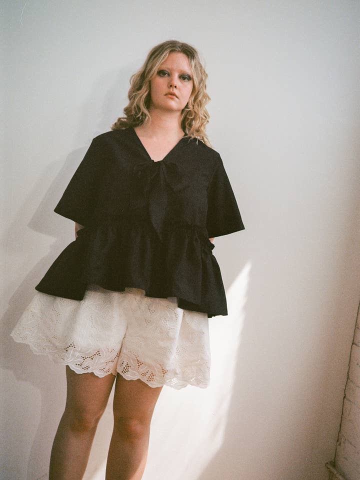 Top arricciato Mintje in popeline di seta e cotone per la vendita all'ingrosso da parte di Jasmine Chong