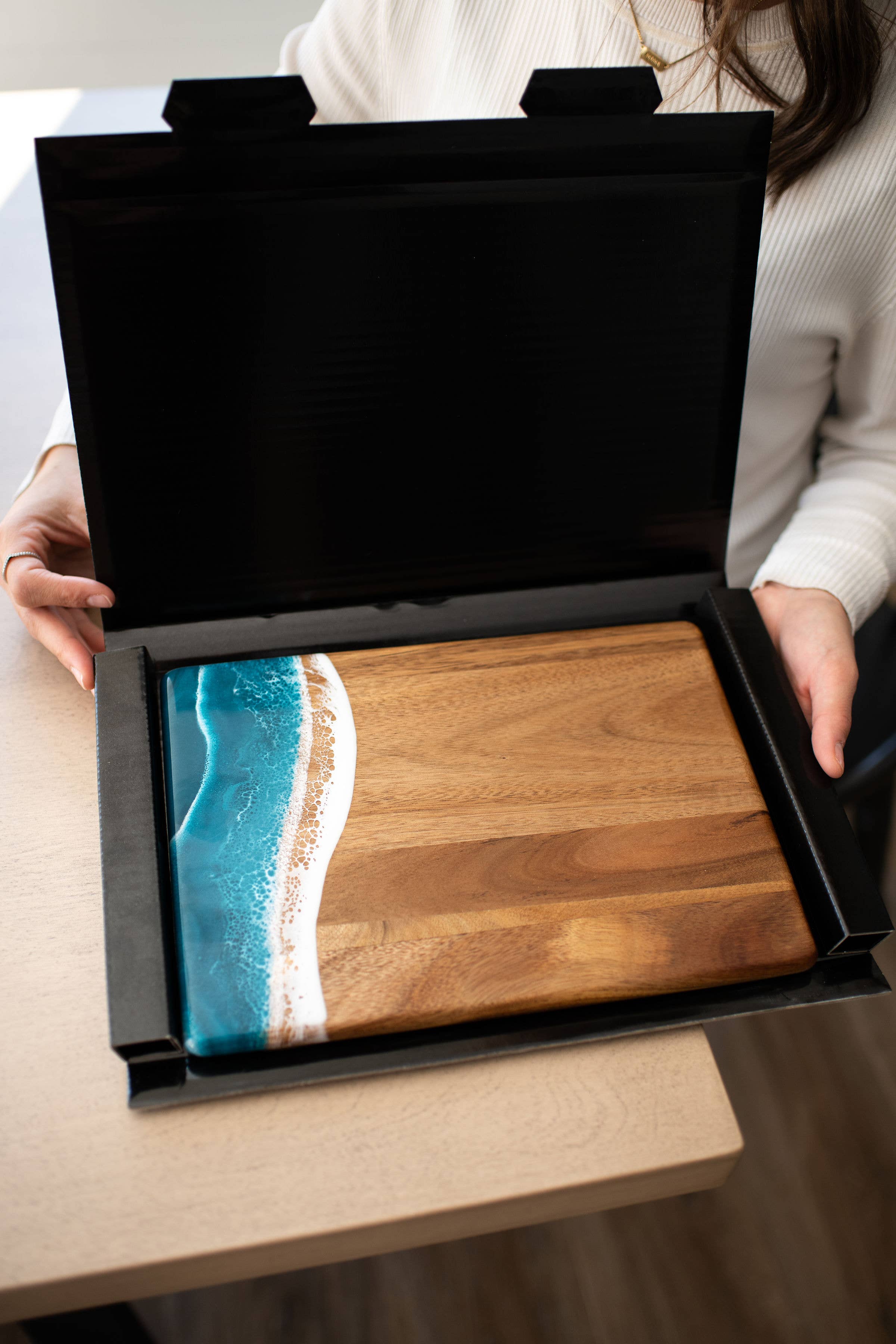 Lynn & Liana Designs - Vendita all'ingrosso Taglieri per formaggio - Tagliere per formaggi e salumi in legno di acacia con resina - No dazi!13