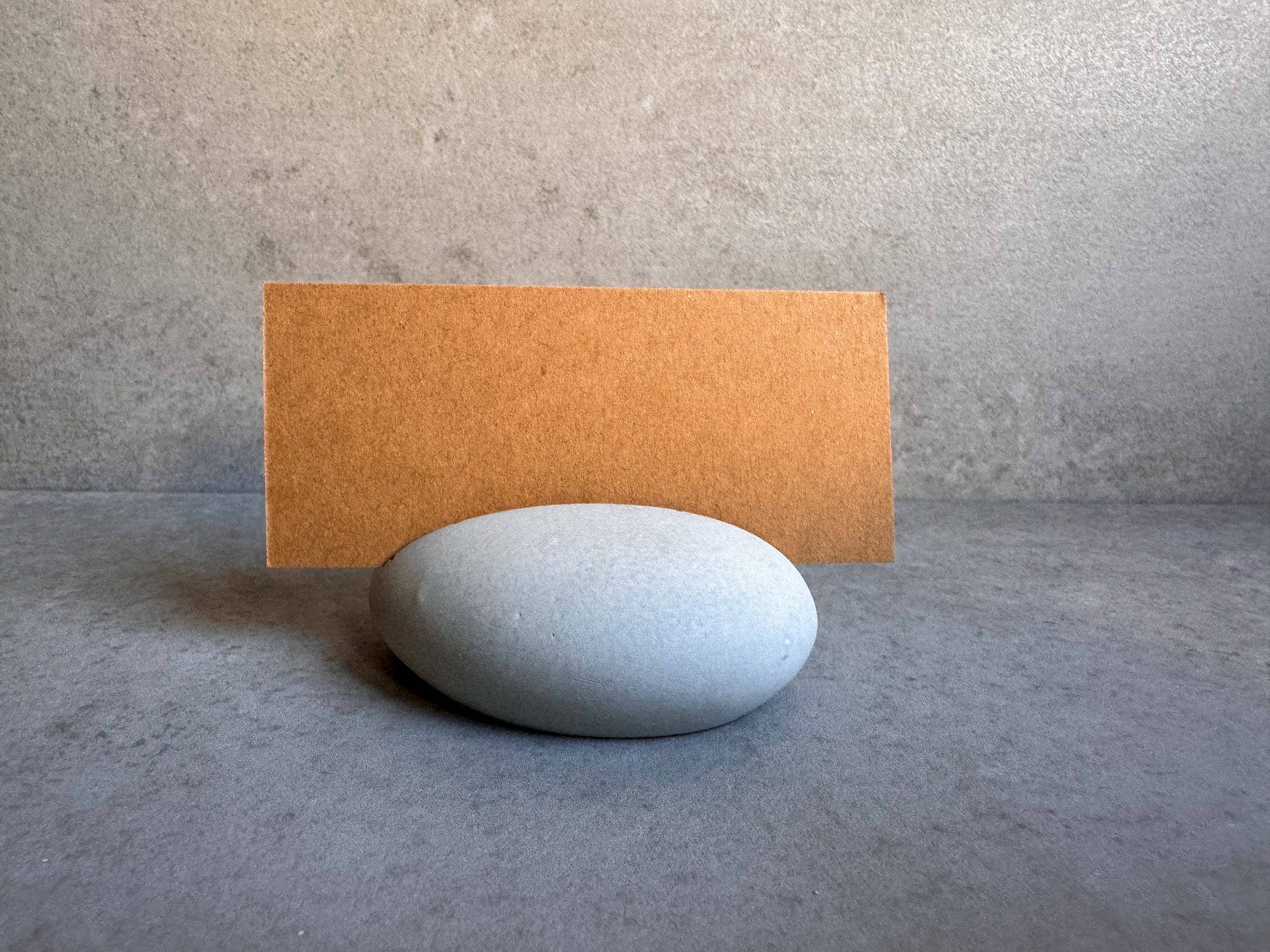 Minimal Loot Design – Engroshandel Skrivebordsindretning – Pebble kortholder i beton6