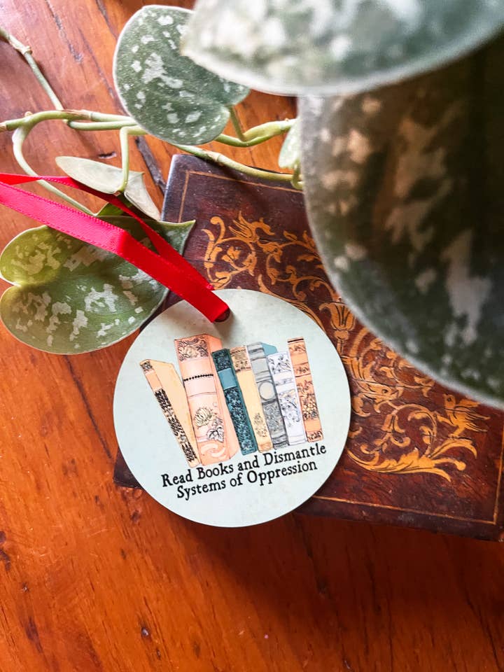 Lea libros y desmantele los sistemas de opresión: Ornament para venta al por mayor de Fabulously Feminist