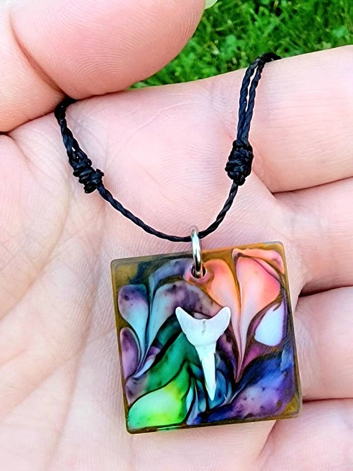 Colar de dentes de tubarão de verão por atacado de Shark Bitten