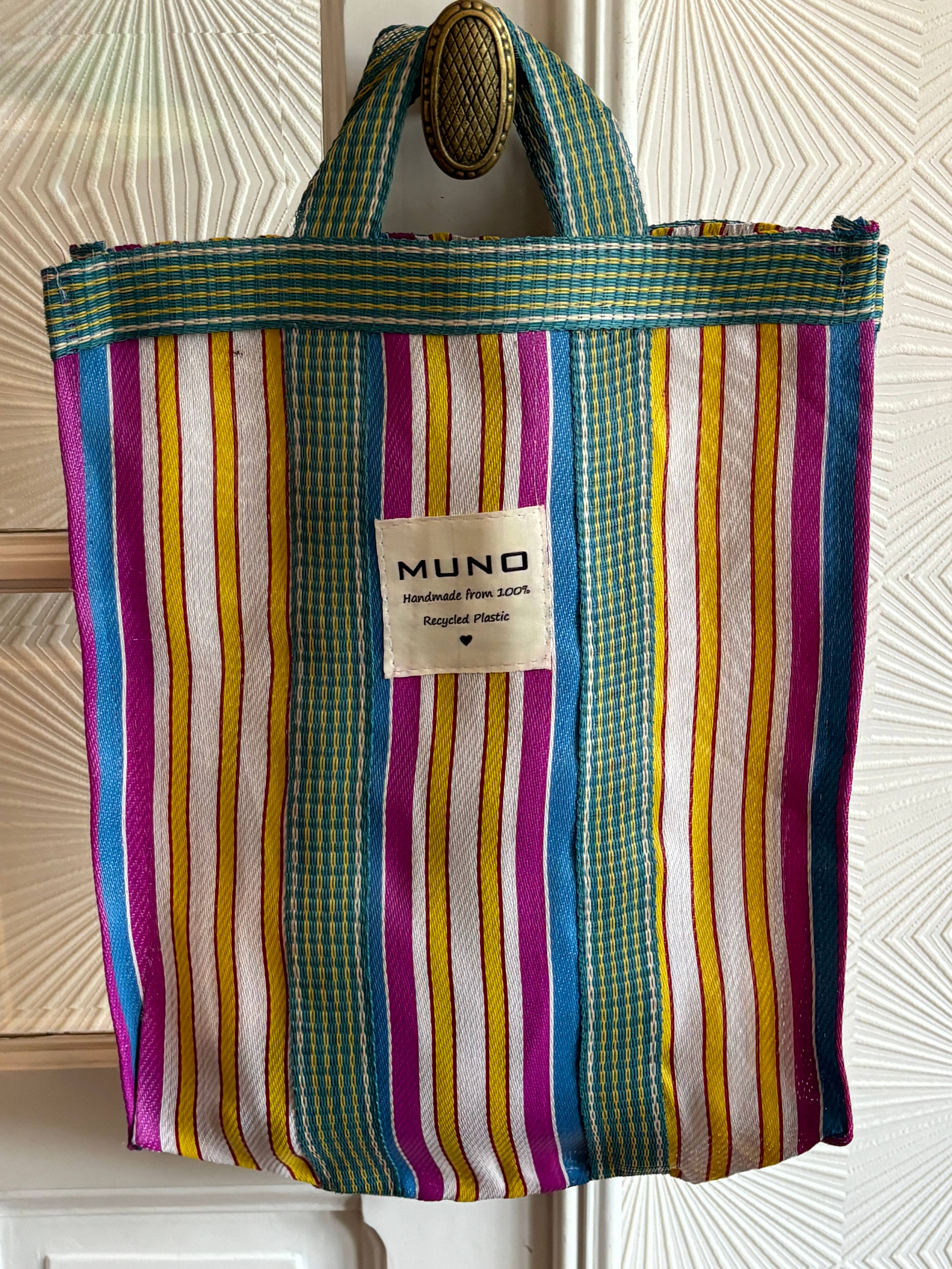 Muno - Venta al por mayor Bolsa de asa- Mujer - Bolsa tote artesanal de nylon reciclado con rayas verticales en azul, fucsia y amarillo3