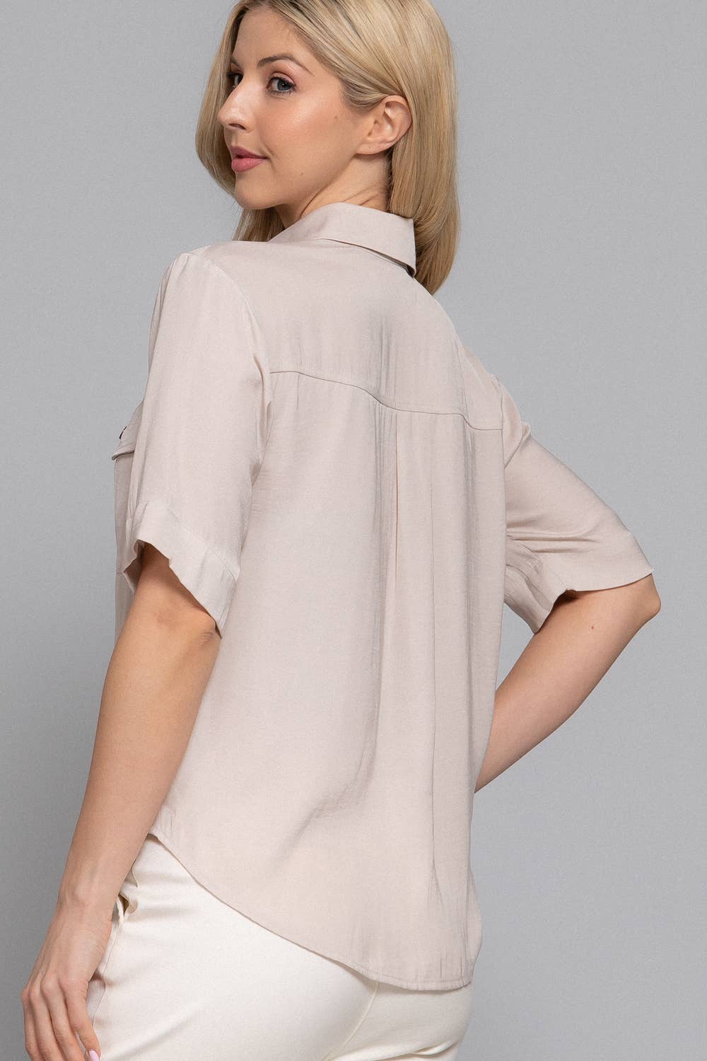 Active Basic | Active USA – Großhandel Hemd mit Button-down-Kragen – Damen – Kurzarm-Hemd aus gewaschenem mattem Satin mit Knopfleiste7