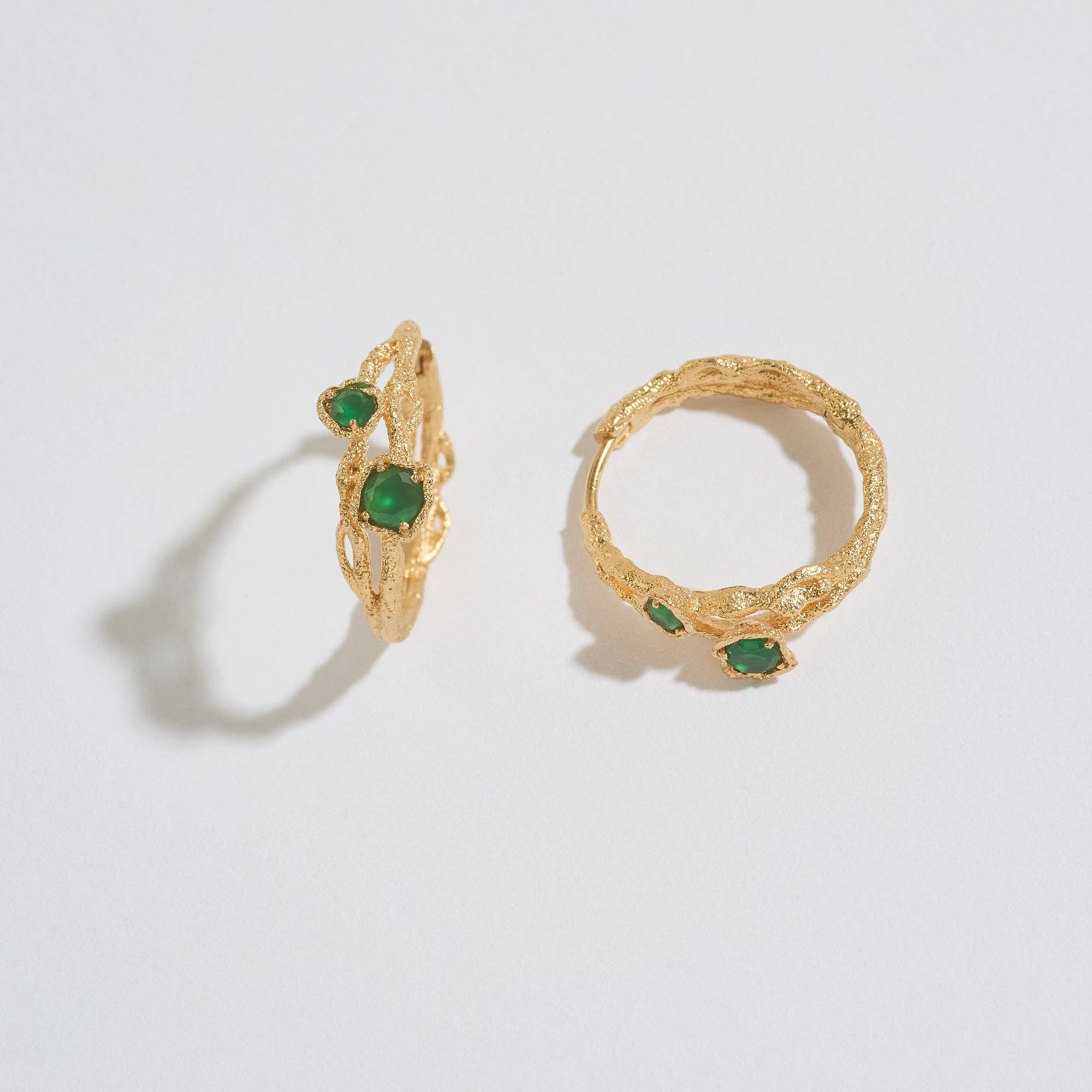 Claire Hill Designs - Vendita all'ingrosso Orecchini a cerchio - Orecchini a cerchio in oro con rami intrecciati di calcedonio5