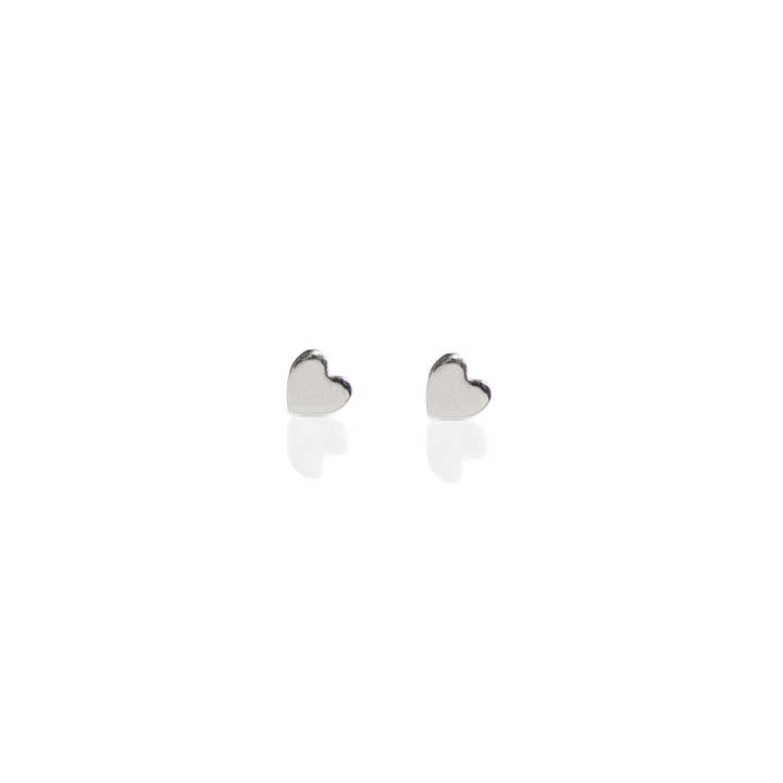 Boucles d'oreilles à tige en forme de mini-cœur en argent sterling pour la vente par LAVEY LONDON