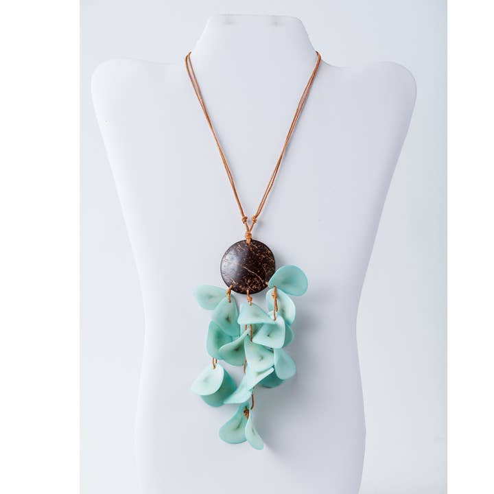 Collier Énoncé Sofia – Cascade Audacieuse en Tagua pour la vente par TaguArtsy