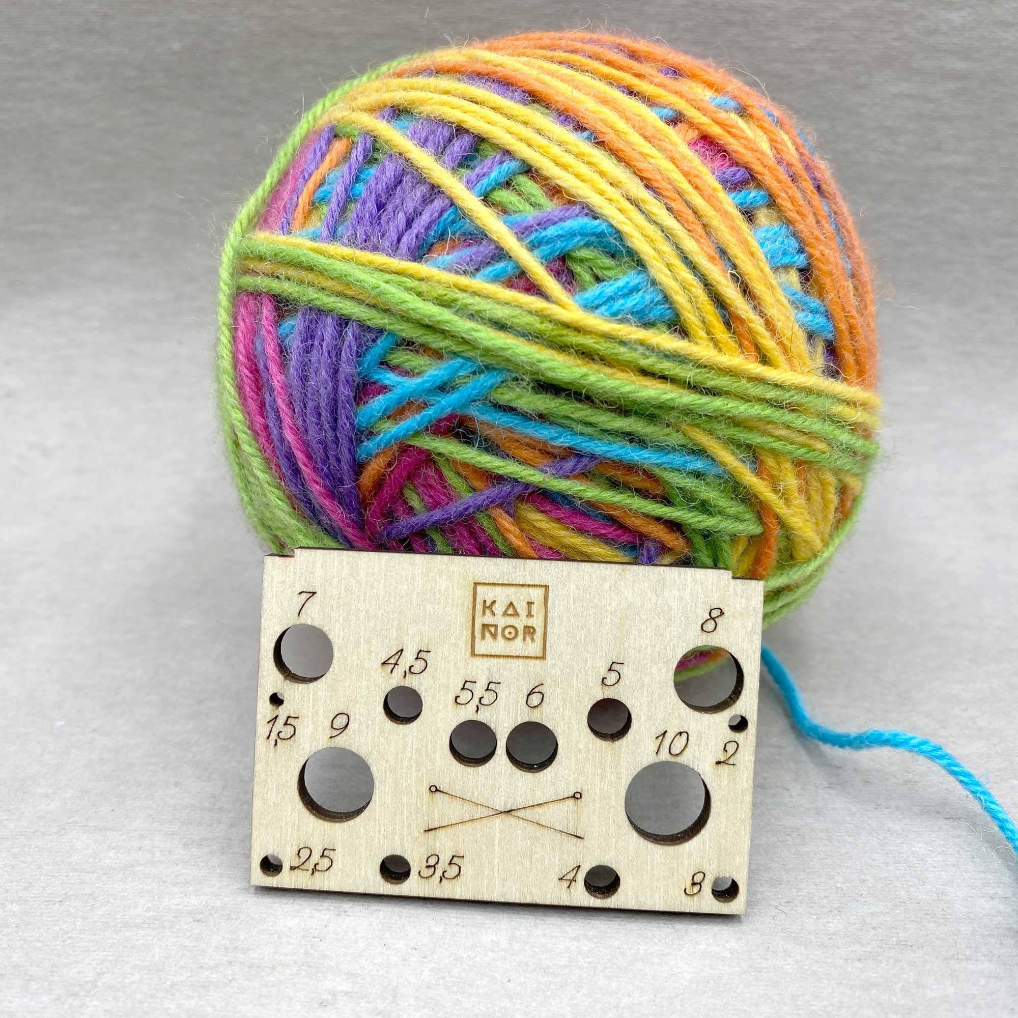 Kainor – wholesale Material för stickning/virkning – Kainor Boombox stickmått för stickor 2-10 mm, nålmätare i retrostil1