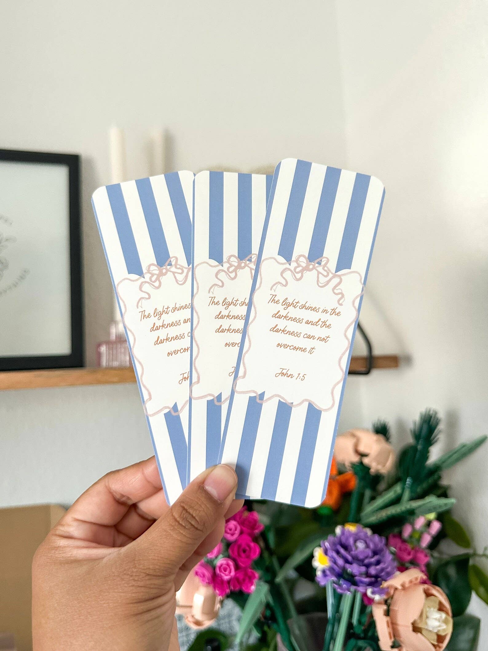 Grow in Grace – Engroshandel Bogmærke – Bogmærke med bibelvers John 1:5, kristent pigebogmærke2