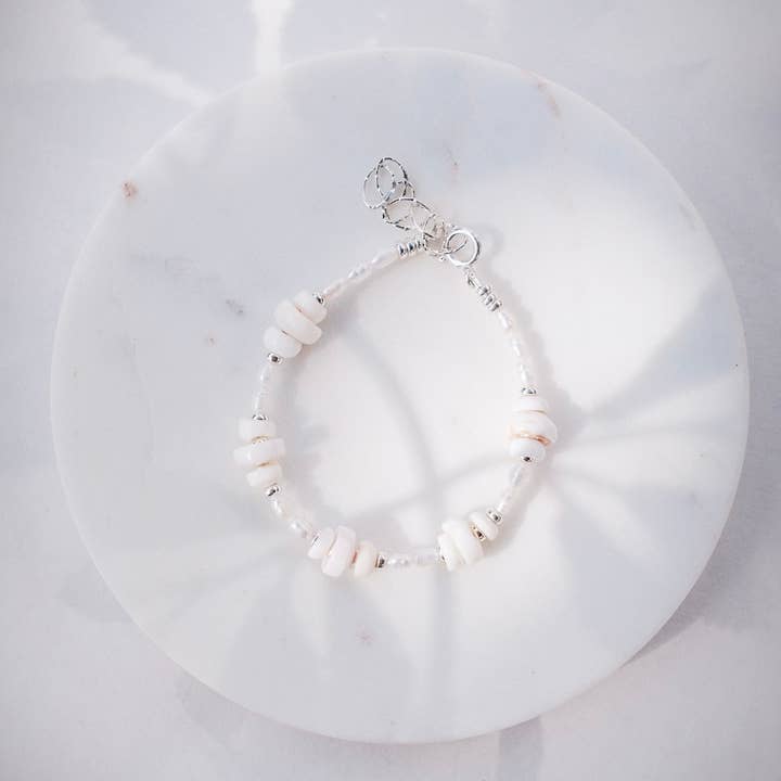 Ke Aloha Jewelry - Wholesale Beaded Bracelet - Silver Puka Shell Pearl Bracelet - Maka