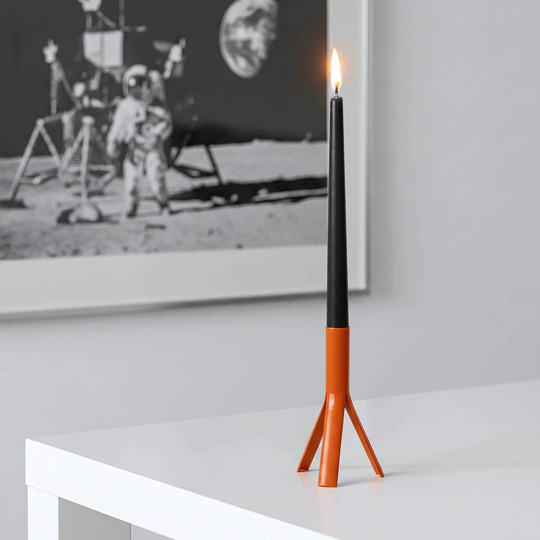 54 Celsius - Wholesale Taps toelopende kaars/kandelaar - Stalen Raket Kandelaar & Dinerkaarsen (4st) Set, Oranje3