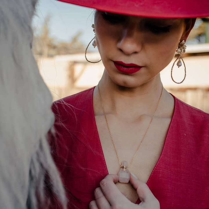 Annabelle Hardie - Vente Colliers à pendentif - Collier Alchimiste avec fiole parfumée en quartz rose1