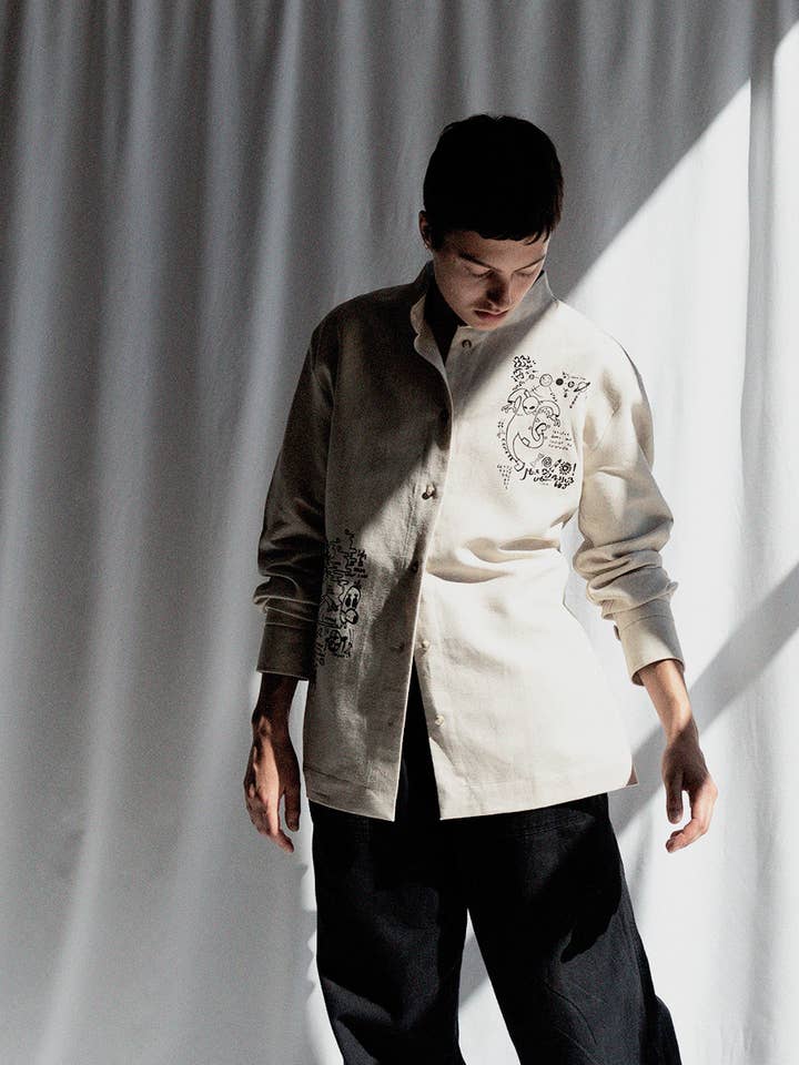 The « Hotchpotch » Gendermore/Surchemise unisexe pour la vente par The More Project