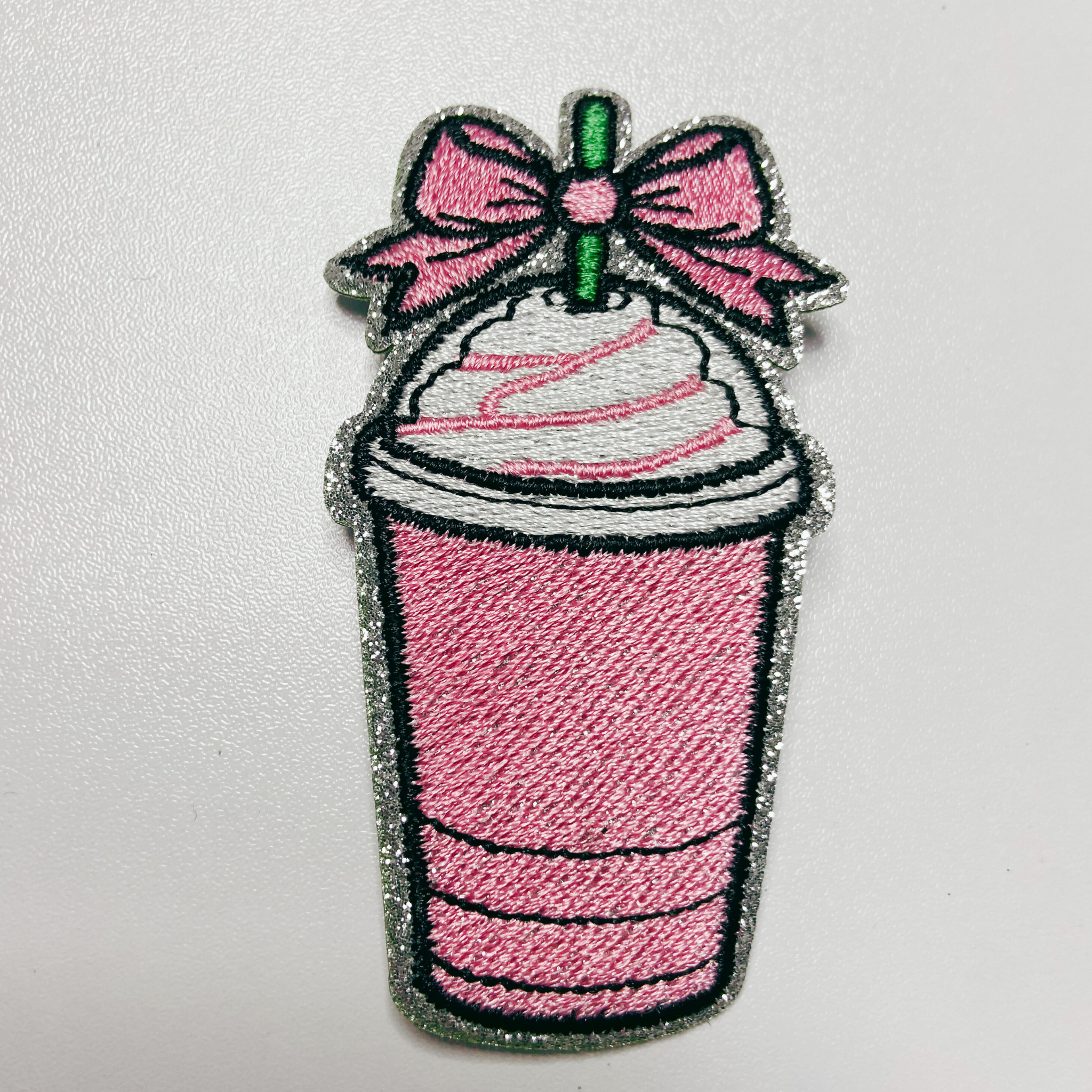 TEELUX – Engroshandel Patch – 3" Pink KAFFE m Sløjfe - Broderet Hattepatch2